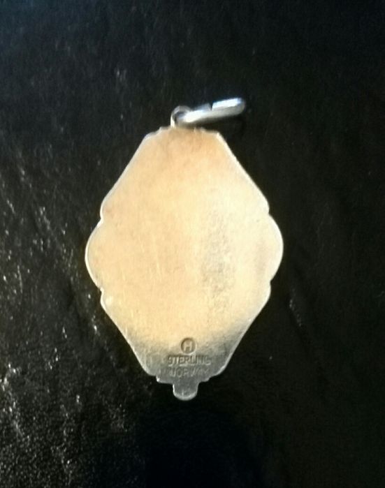 Vând sau schimb pandantiv din argint emailat marcat H STERLING NORWAY.