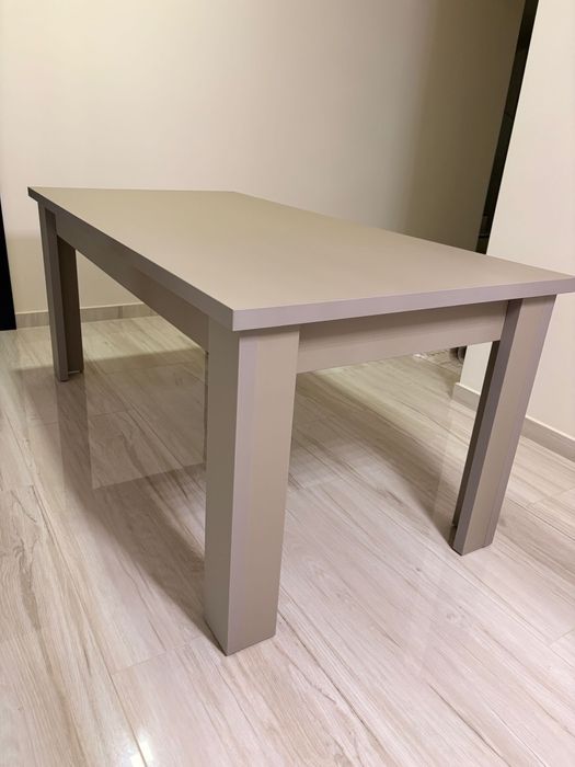 Masa culoarea nisipului