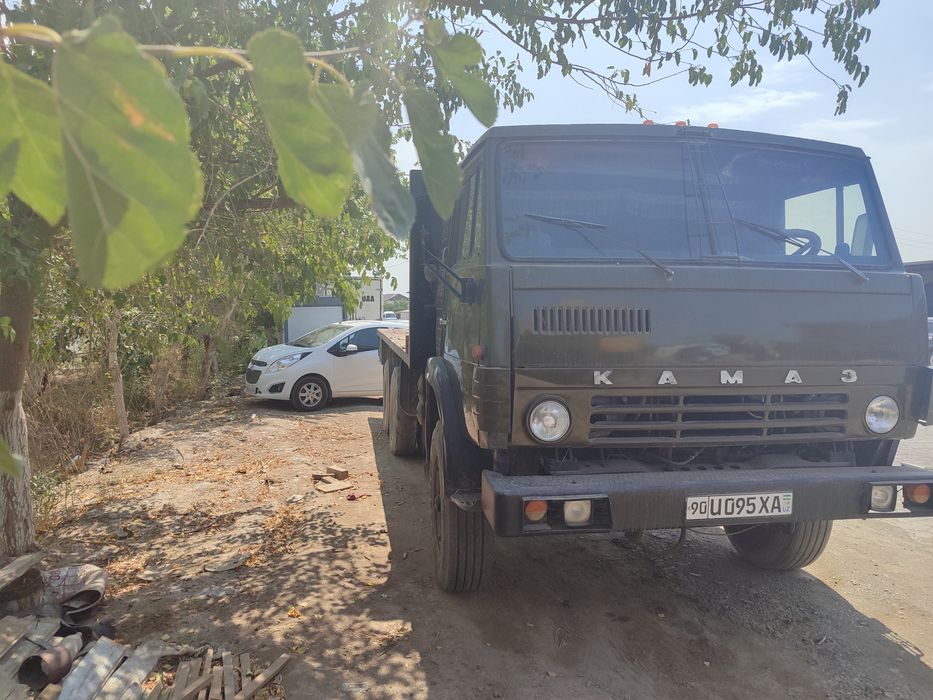 Грузовой КамАЗ площадка