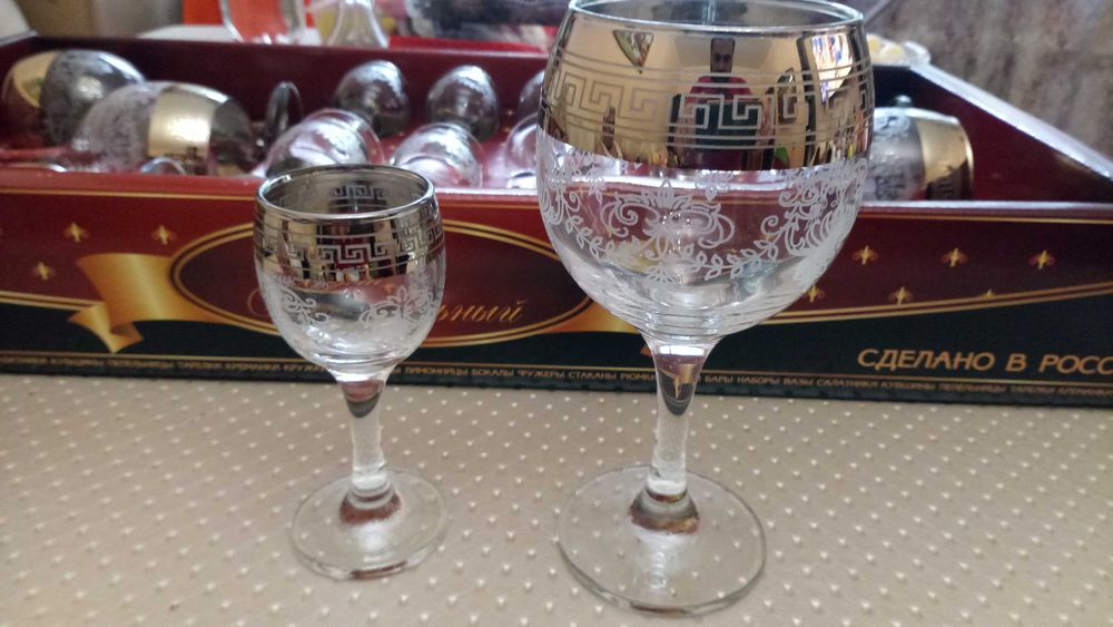 Набор бокалов и рюмок