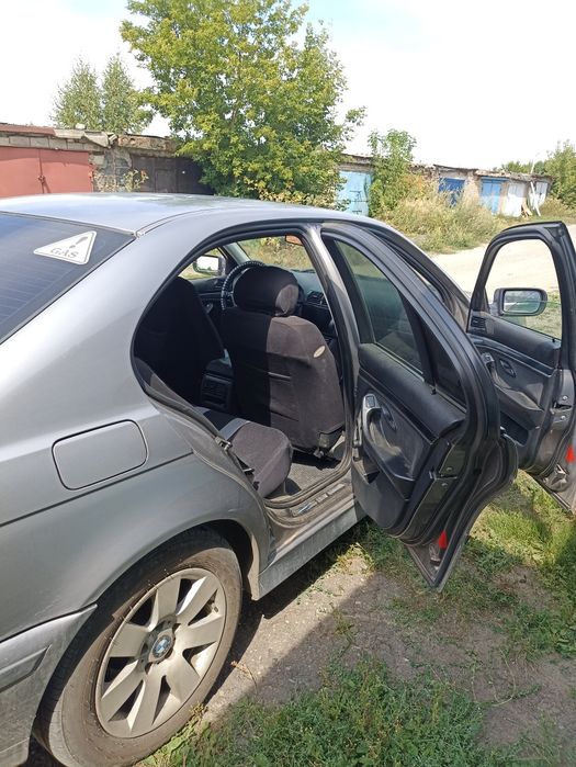 Автомобиль бмв520 е39