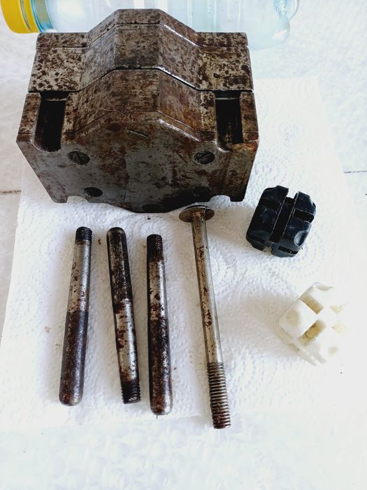 Пресформа за отливане  пластм. крепежни елементи за мебели търговско