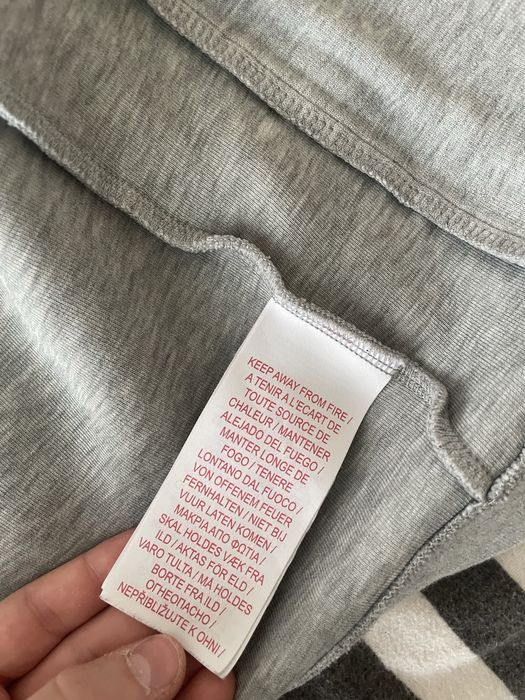 Hanorac nike tech fleche gri cu negru purtat de 3 oi