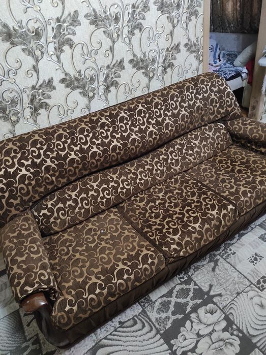 Продается диван и 2 кресла.В отличном состоянии