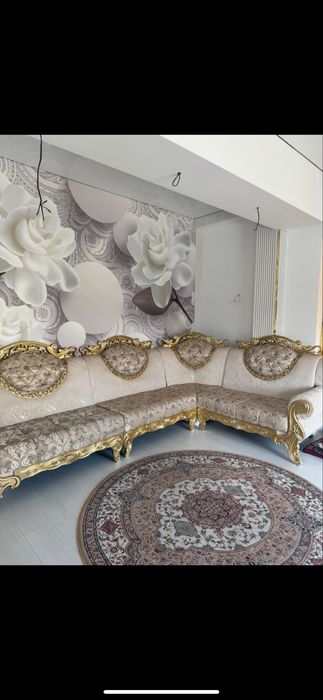 Диван стол и пуховики 3 шт В отличном состояние