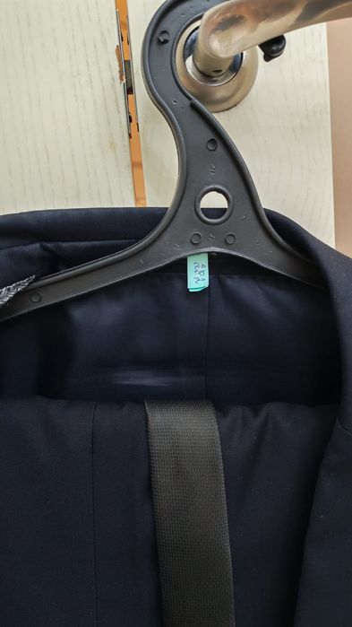 Продаются темно синий костюм