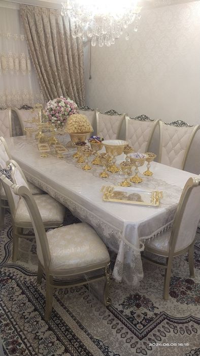 Гостиной стол и стулья орех