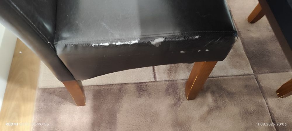 Трапезна маса с четири трапезни стола и холна маса