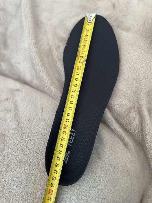 Adidas yeezy noi cu eticheta