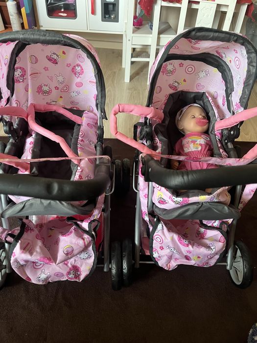 Две детски колички с едно бебе