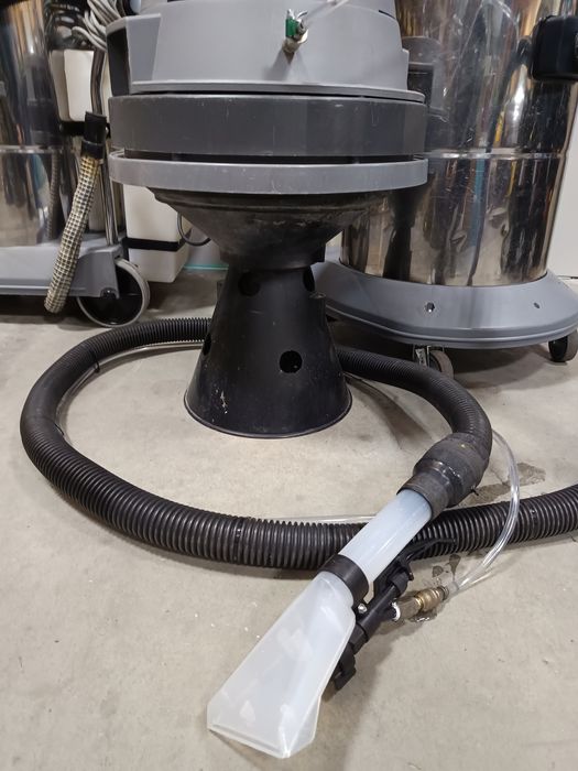 Професионална перяща прахосмукачка