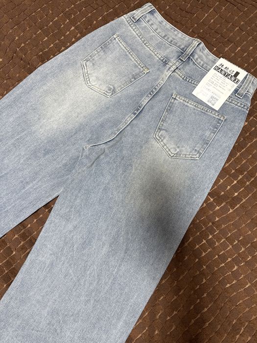 Джинсы со стразами новые