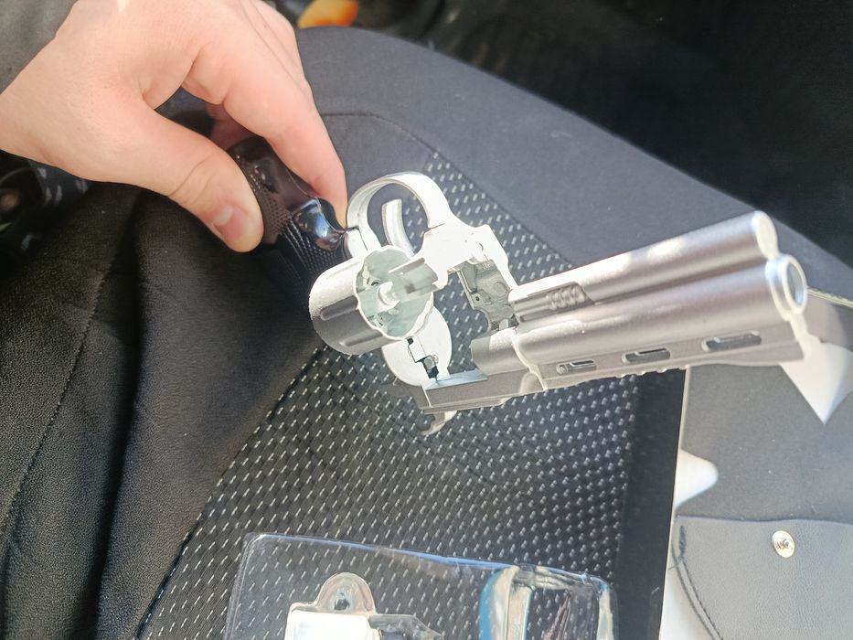 Продам игрушечный револьвер