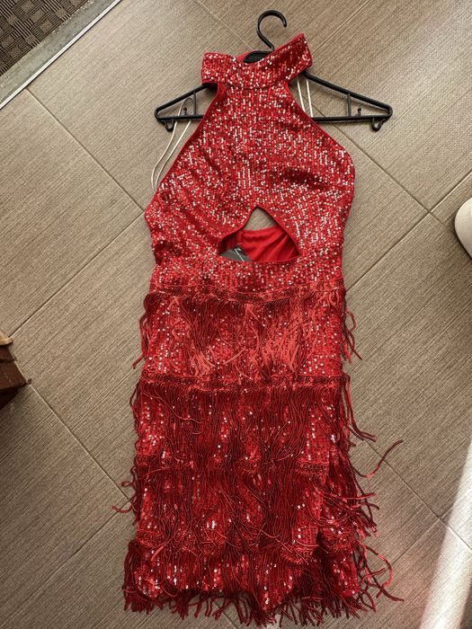 Къса червена рокля по тялото
