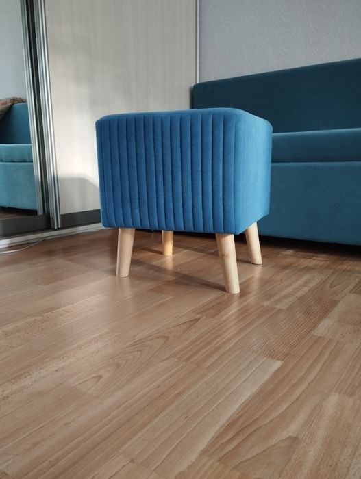 Продам велюровый пуфик.