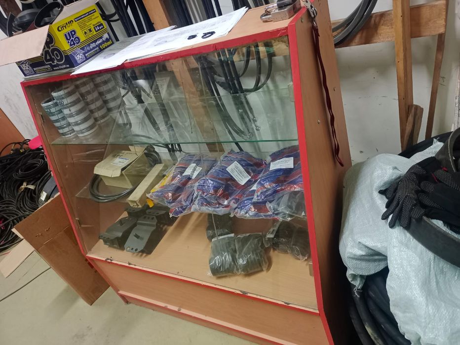 Продам полки-витрины для товара.