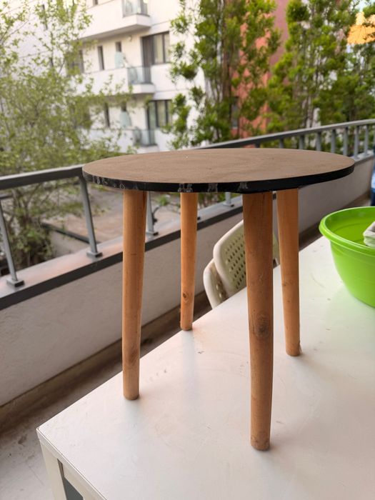 Masuta laterala/masa de cafea/noptiera rotunda, Dimensiuni Ø40 x H52 cm, Picioare din lemn solide, Montaj usor, Aspect lemn masiv, Culoare nuc