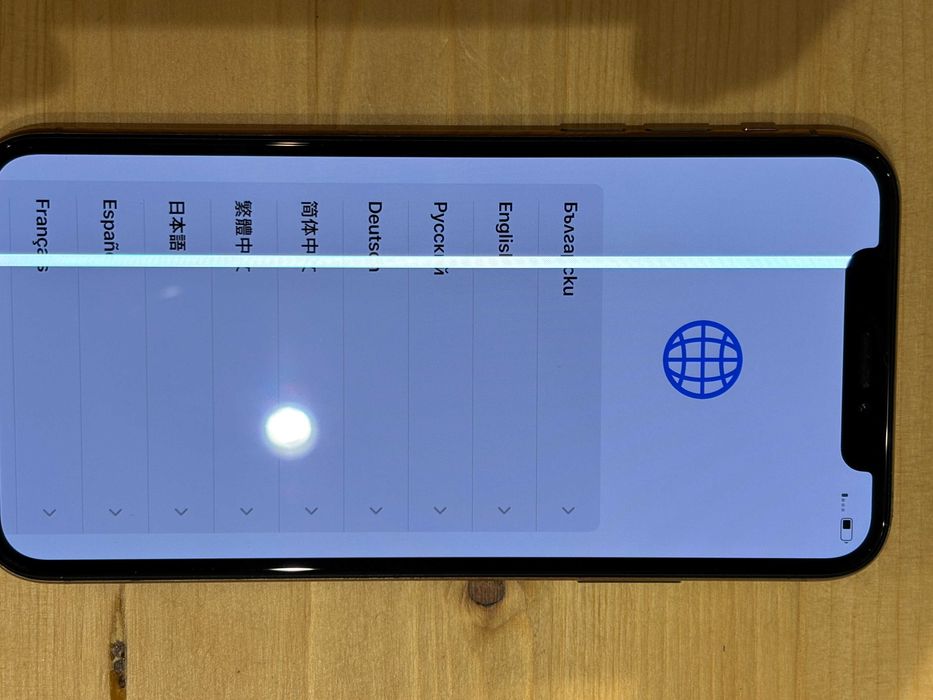 iPhone XS с лента на екрана