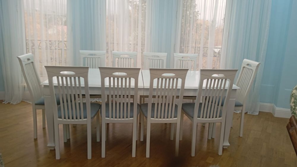 Стол со стульями