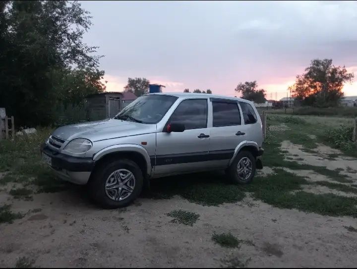 Шевролет     нива