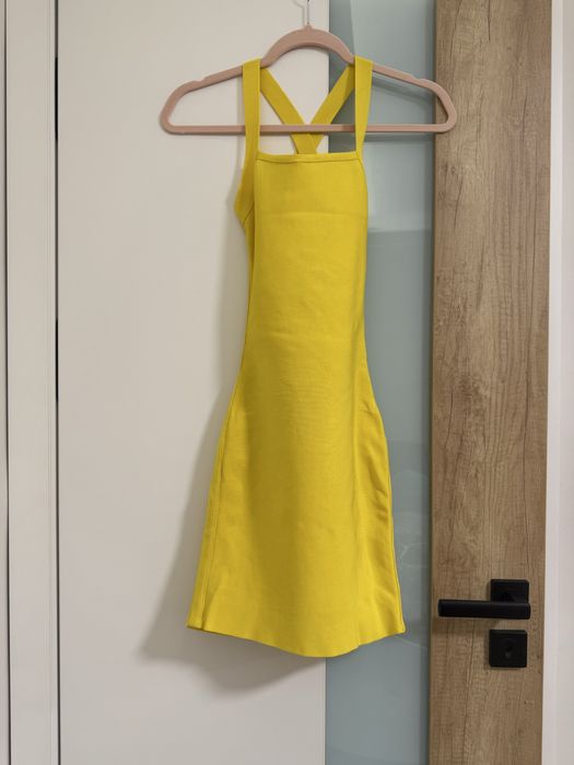 Бандажна къса жълта рокля с интересен гръб ХХС-ХС