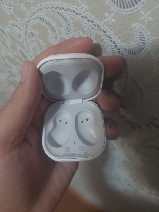 Продам кейс от samsung galaxy buds live оригинал