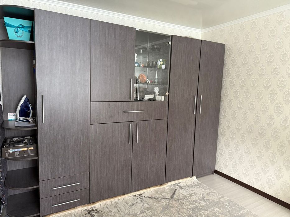 Шкаф темного цвета