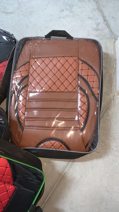 Huse auto cu romburi universale