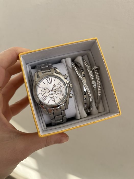 Часы            .