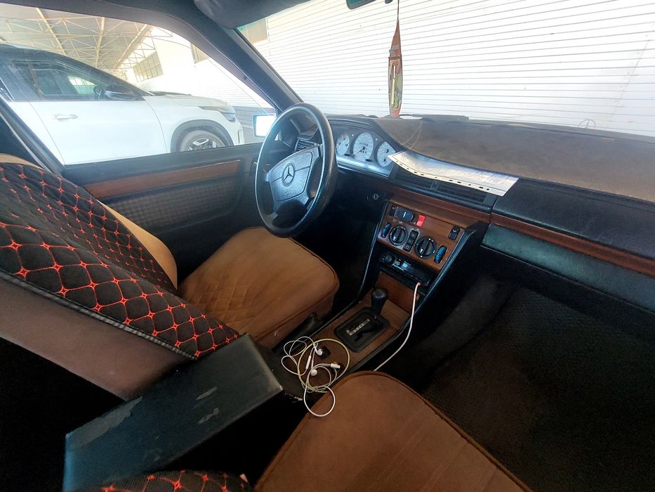 Продам мерседес бенц е 220 автомат 1995 г.в