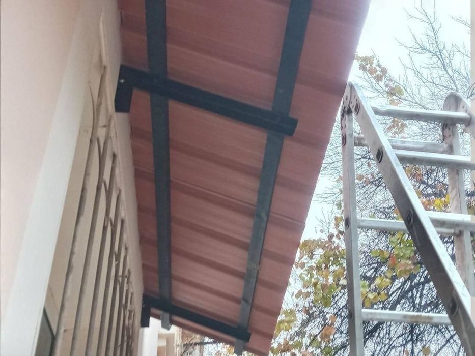 козырьки над окнами и ролики для белья