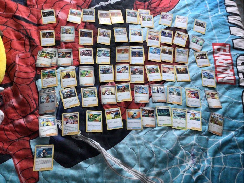 Mystery box cu 30 cărți Pokemon care pot include cărțile din imagini