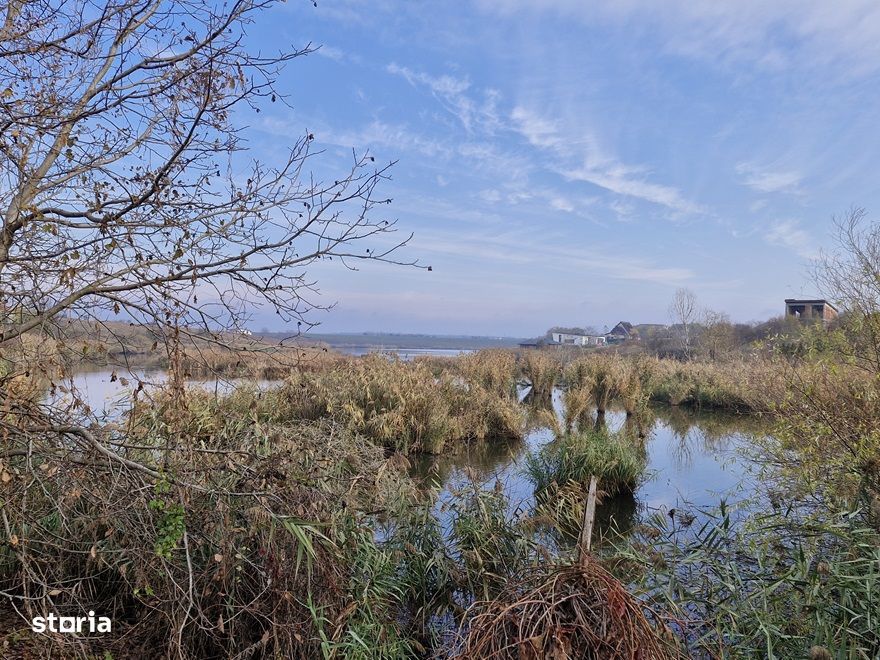 Teren langa case cu utilitati, lac la 300 metri,700 mp, 38500 euro