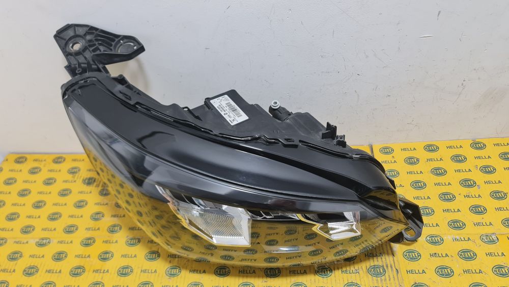 Far dreapta led Peugeot 208 II facelift 2018+ 9833036180