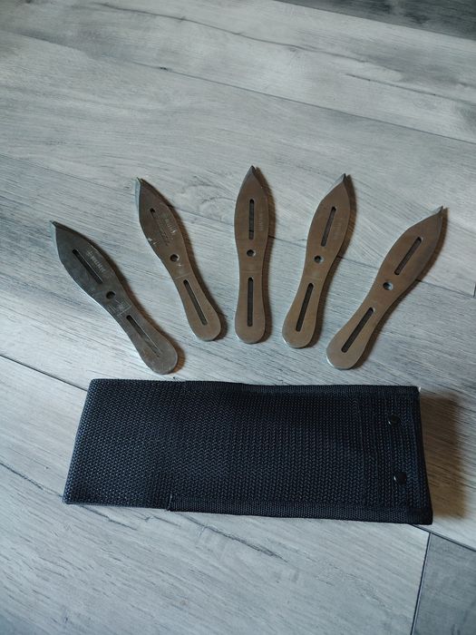 Vând set de cuțite de aruncat