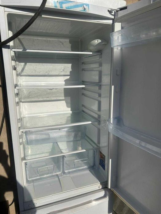Продается холодильник Indesit в нерабочем состоянии.