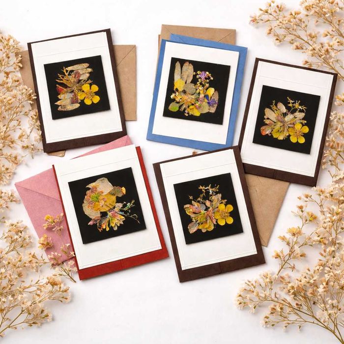 Felicitare handmade unicat cu flori presate