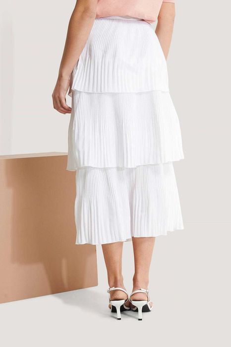 Manon Tilstra x NA-KD плисирана бяла пола