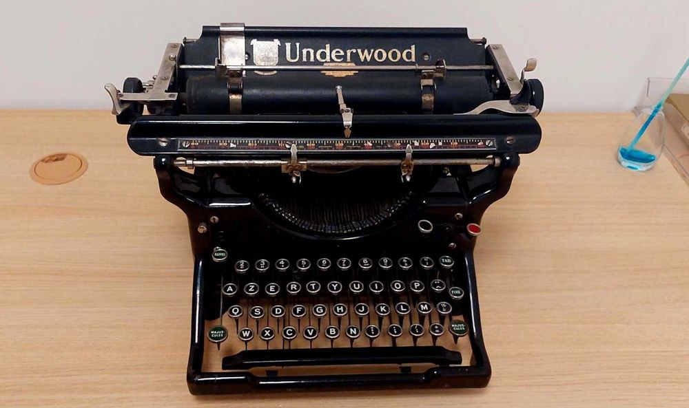 Стара пишеща машина Made in USA