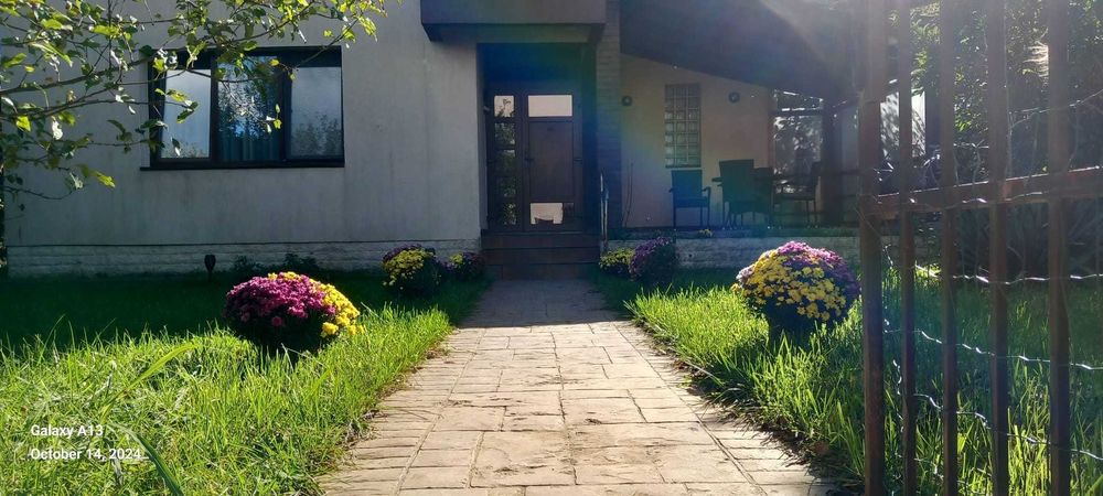 Vind afacere la cheie. Vila (pensiune) cu 4 ap.Se poate inchiria toata