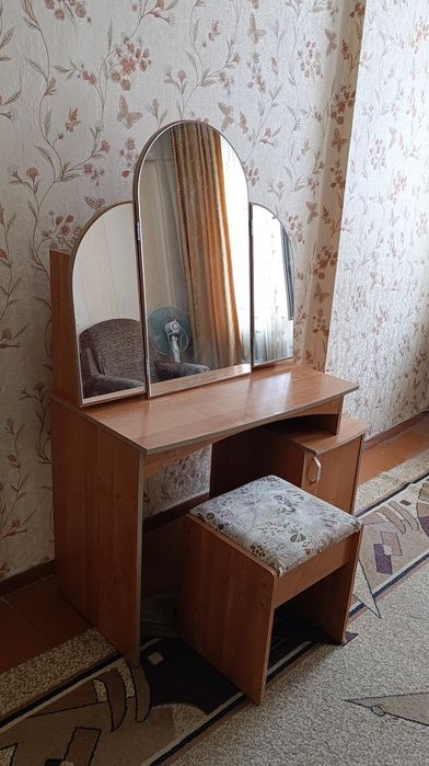 Столик трюмо с полочками