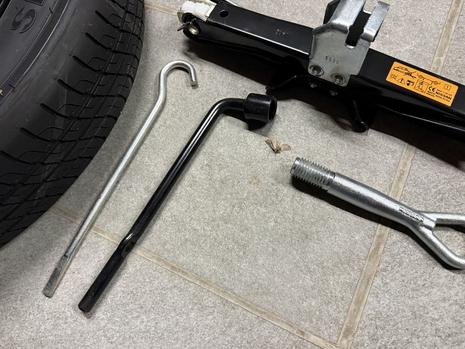 НОВ Оригинален Комплект 17" ПАТЕРИЦА/КРИК/КУКА 5х114,3 за -NISSAN-