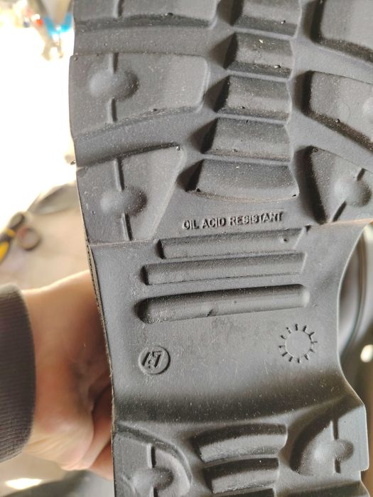 Продавам два чифта работни обувки