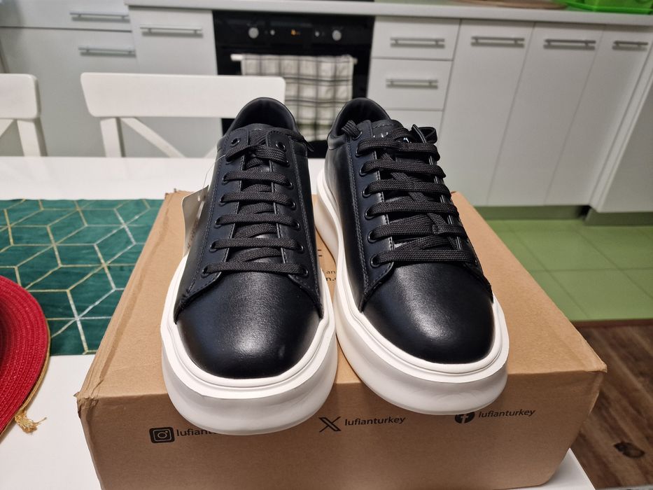 De vanzare pantofi sport LUFIAN.Nr 42. Pret fix 80 ron.