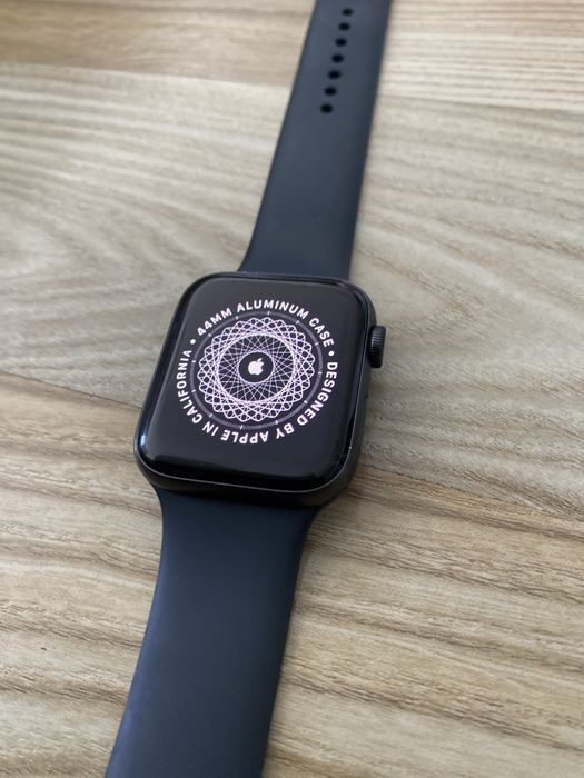 Apple Watch SE , 44 mm  , 2022