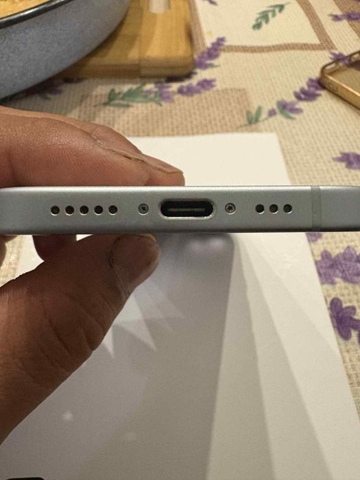 Продавам айфон 15 128гб може да го дам с кутия,  кабел!