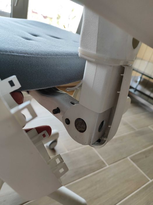 Стол, подходящ за ученици - с подлакътници и облегалка - сив цвят