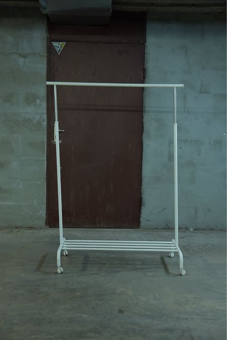 Шкаф и закачалка