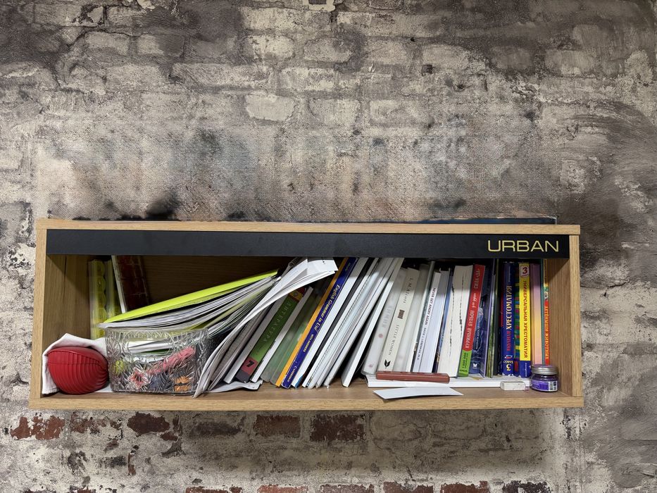 Шкаф-шифонер , стол , настенная полка. Российской фирмы URBAN.