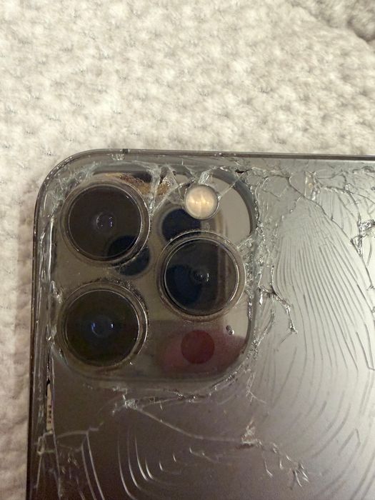 Iphone 13 PRO MAX (spatele este spart)